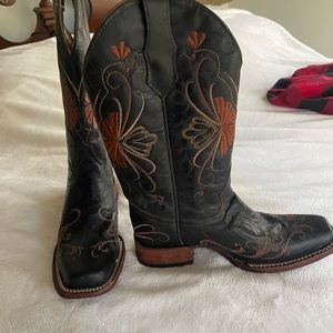 Circle G women’s boots size 8.